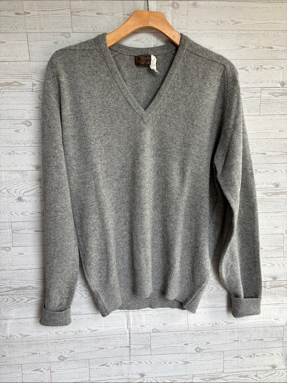 Thane Gray Cashmere V-Neck Sweater size large made in Scotland quiet luxury